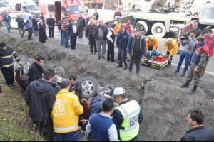 Otomobil şarampole yuvarlandı! 3 yaralı