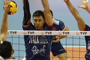 Halkbank lider, Arkas takipte