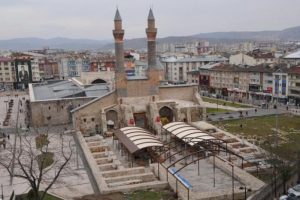 &Ccedil;ifte Minareli Medrese'de ka&ccedil;ak yapılaşmaya izin yok