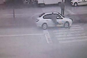 Otomobil yayaya b&ouml;yle &ccedil;arptı