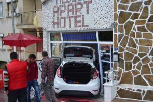 Yoldan &ccedil;ıkan ara&ccedil; otelin resepsiyonuna girdi