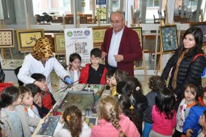 Minik &ouml;ğrenciler k&uuml;lt&uuml;r sanat sergisini gezdi