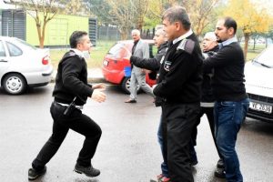 Gazetecilere saldırdı işinden oldu