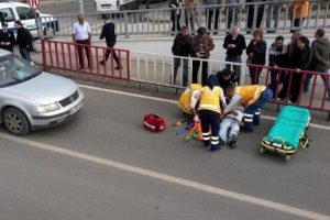 Yolun karşısına ge&ccedil;erken otomobil &ccedil;arptı