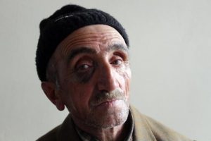 Firari oğul, para vermeyen babasını d&ouml;vd&uuml;!