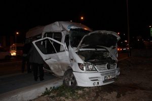TIR minib&uuml;se &ccedil;arptı: 17 yaralı