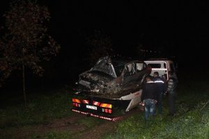 Polisten ka&ccedil;an otomobil ağa&ccedil;lık alana u&ccedil;tu