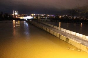 Tarihi k&ouml;pr&uuml;ler yeniden trafiğe kapatıldı