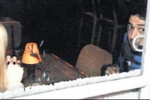 &Uuml;nl&uuml; oyuncu &ouml;nce gazetecilerin &uuml;zerine y&uuml;r&uuml;d&uuml; sonra...