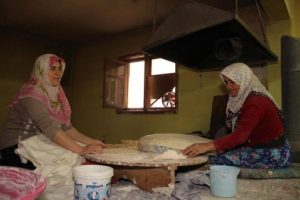 Tandır ekmeği pişirip,satıyorlar