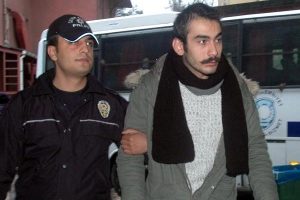 &Uuml;niversitede afiş asma kavgası!