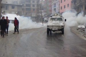 Kazaya giden trafik ekibine saldırdılar