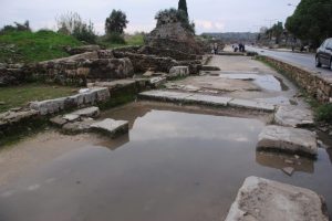 Turistler, antik kente seke seke ulaşıyor