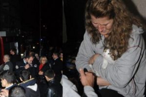 Kedisi i&ccedil;in kendi canını hi&ccedil;e saydı!