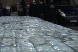 Sınırda 1 ton uyuşturucu ele ge&ccedil;irildi