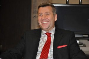 Metin Şent&uuml;rk siyasete soyunuyor