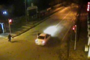 Trafik polisini 300 metre s&uuml;r&uuml;kledi