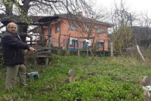 Annesinin mezarının evinin &ouml;n&uuml;nden kaldırılmasını istiyor