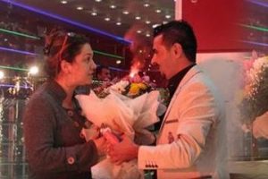 Gen&ccedil; kadınla barışmak isteyen kocaya şok!