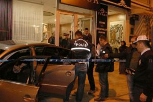 Bacağından vurulan s&uuml;r&uuml;c&uuml; kaza yaptı
