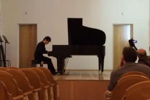 M&uuml;zik dehası yarışmada ilk turu ge&ccedil;ti