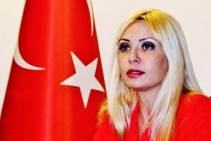 Plaj fotoğrafını paylaştı, g&ouml;revden alındı