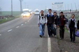 Okula y&uuml;r&uuml;yerek giden &ouml;ğrenciler, karayoluna kaldırım istiyor