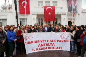 CHP'li kadınlardan '&uuml;sts&uuml;z g&uuml;neşlendiler' tepkisi