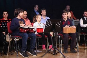 &Uuml;nl&uuml; perk&uuml;syonist kızıyla sahne aldı