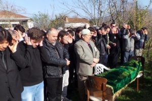 Pencereden d&uuml;ş&uuml;p &ouml;len &uuml;niversiteli toprağa verildi