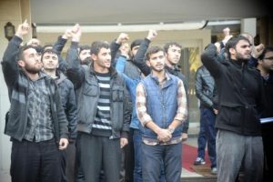 Dicle'de karşıt g&ouml;r&uuml;şl&uuml; &ouml;ğrenciler birbirlerini su&ccedil;ladı