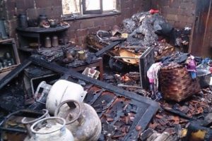 &Ouml;nce deprem yıkmıştı şimdi alevler yaktı
