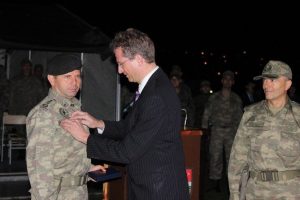 Almanya'dan T&uuml;rk komutana G&uuml;m&uuml;ş Şeref Madalyası