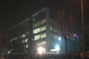 Zaman gazetesi &ouml;n&uuml;nde toplandılar