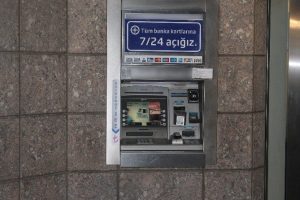 Bankamatikten para &ccedil;ekenler dikkat