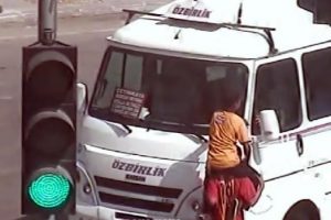 Suriyeli &ccedil;ocuklar 1 lira i&ccedil;in &ouml;l&uuml;m&uuml; g&ouml;ze alıyor
