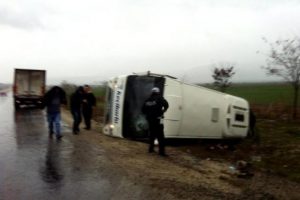 Yolcu midib&uuml;s&uuml; devrildi