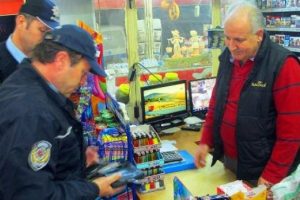 D&uuml;kkanında bulduğu para dolu c&uuml;zdanı polise teslim etti