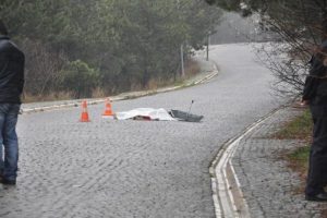 Boşandığı eşini yol ortasında bı&ccedil;aklayarak &ouml;ld&uuml;rd&uuml;