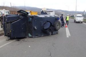 Zırhlı polis aracı takla attı 3 polis...