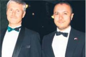 ABD Konsolosu, T&uuml;rk m&uuml;zisyenle evleniyor