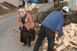 Bu k&ouml;y&uuml;n y&uuml;k&uuml; kadının omzunda