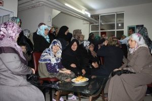 Kur'an kursu &ouml;ğrencisi kadınlardan huzurevine ziyaret