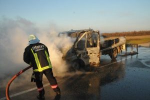 Seyir halindeki kamyonet alev alev yandı: 2 yaralı