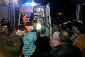 Tarım iş&ccedil;ilerini taşıyan ara&ccedil; TIR'a &ccedil;arptı: 14 yaralı