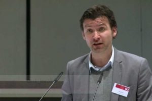 'T&uuml;rkiye demokrasiden uzaklaşıyor'