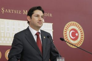 'Ayakkabı kutularını ve makarayı &ouml;rtmeye y&ouml;nelik bir &ccedil;aba'