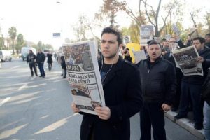 Operasyonları Kuran okuyarak protesto ettiler