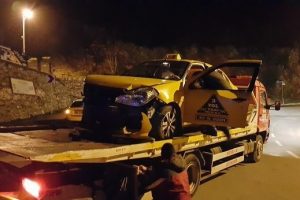 Direksiyonu kilitlenen taksi duvara &ccedil;arptı: 1 yaralı