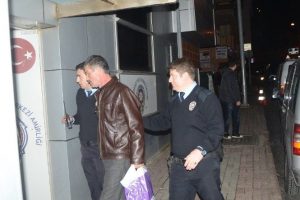 &Ccedil;&ouml;pte sakladığı uyuşturucularla polise yakalandı